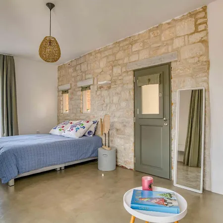 فيلة Les Oliviers Isterni (Paros)